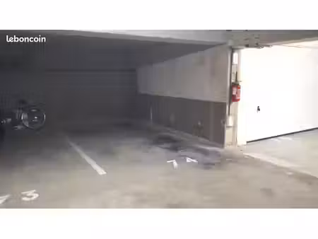 place de parking couverte en résidence sécurisée