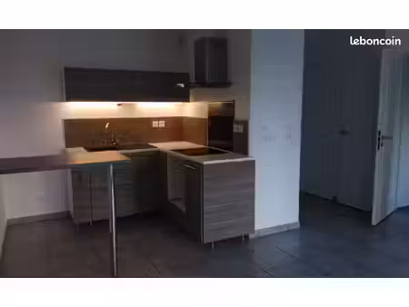 appartement t2 44m2 avec garage 745+ charges 40 . caution 745