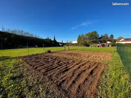 terrain de loisirs 3 700 m² avec 60 m de berge sur le lot – petite cabane  mise à l’eau