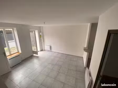 petite maison rénovée ?  avec terrasse privative ?  1 grande chambre ?