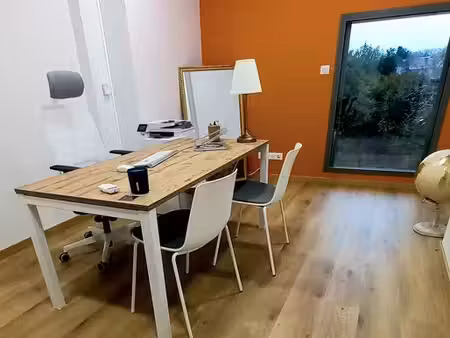 1 poste de travail en coworking dans bureau 20m² avec 2 postes de travail. beau standing  