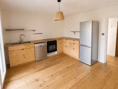 maison non mitoyenne jardin proche tram  école et commerces
