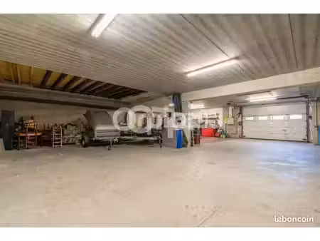 bureau 818 m²