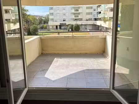 saint priest grand t3 / terrasse / parking