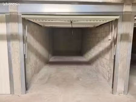 garage fermé dans résidence récente