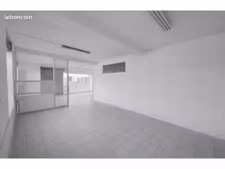 local de 80 m² avec très grande vitrine
