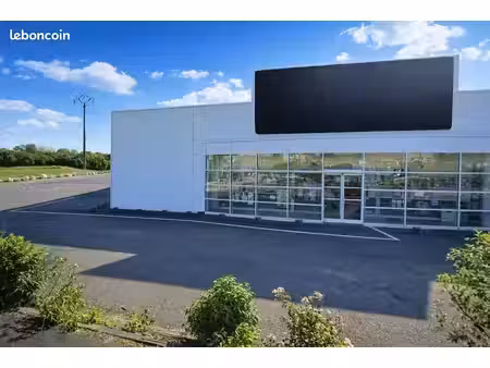 local commercial 1800 m² migne auxances