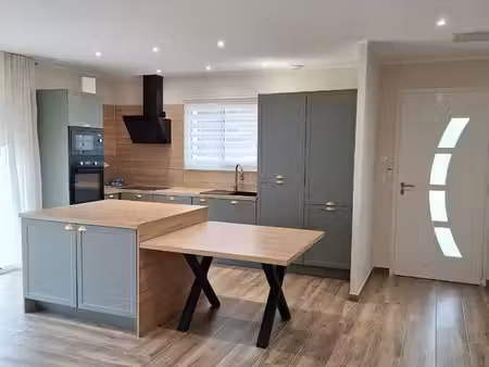 vente villa neuve 84 m2  3 chambres  séjour cuisine 40 m2 cuisine équipée  2 terrasses 2 p