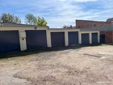 rare lot de boxs remises sur terrain privé proche gare