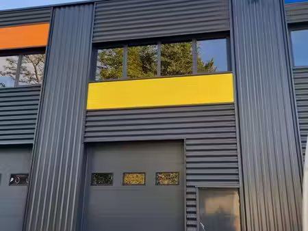 dépôt neuf 156 m² – mezzanine – porte automatique – parkings