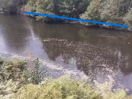 terrain de loisirs en bordure de rivière