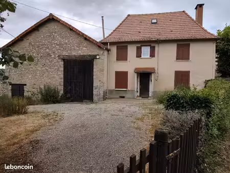 maison en pierre avec dépendances dans un hameau calme à 15min de limoges et 5min de nexon