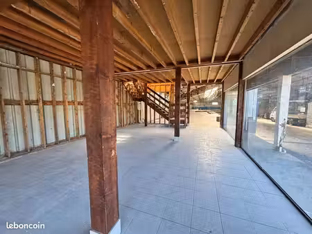 local 250 m² lécousse