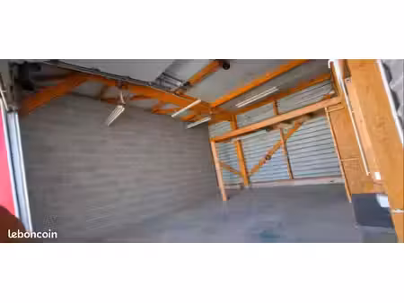 local d’activité / atelier ~50 m² + terrain privatif ~180 m² (triphasé 36 kva) – zone arti