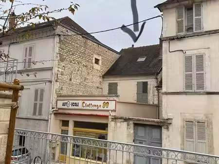 petit immeuble avec local commercial à terminer de restaurer et deux appartements meublés 