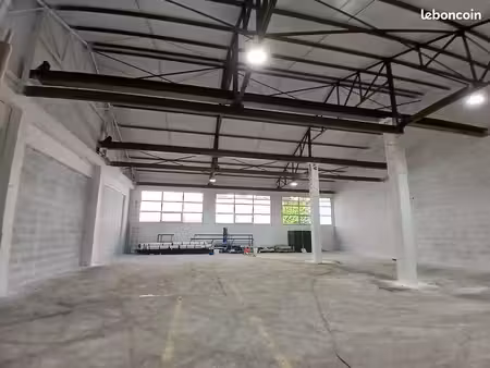 local d’activité 356 m² avec entrepôt + bureaux – saint-alban-leysse