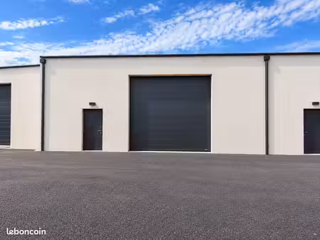 dépôt / local de stockage neuf 96 m² – porte sectionnelle – ferrières (17170)