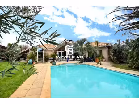 centre ville de la teste : une villa contemporaine avec piscine et grand jardin paysagé