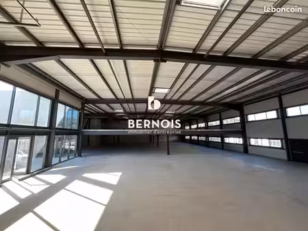 local commercial 1 900 m²