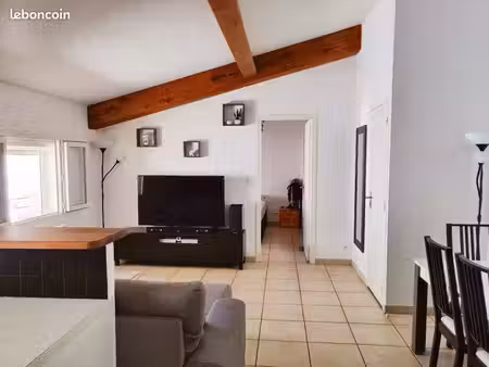 t2 meublé 43 m² – charme de l’ancien – lumineux