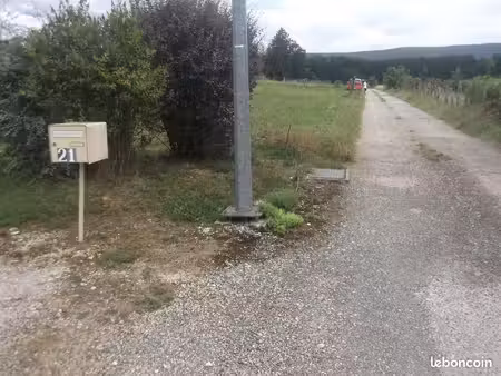 terrain de loisirs . chemin d acces et terrain plat