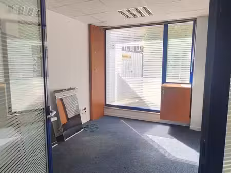 local commercial 100m2 anciennement agence bancaire deville les rouen