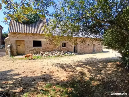 ancienne maison en pierre avec dependance