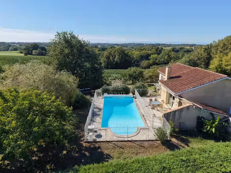maison familiale 4 chambres avec piscine  vue sur les vignes
