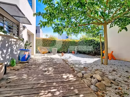 villa contemporaine avec 3 chambres  un jardin et un garage