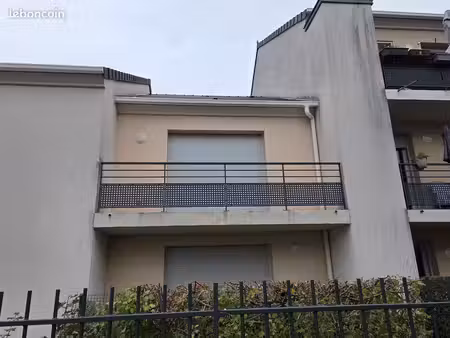 location – f3 traversant très lumineux – balcon 5 5 m² + parking – résidence 2017