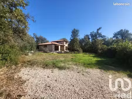 terrain avec chantier à finir