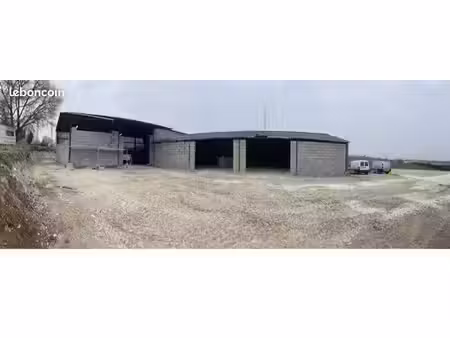 av bâtiment de 600m2