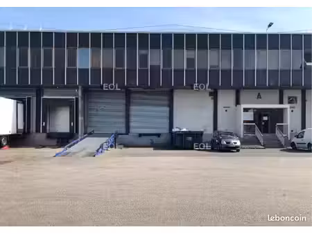 local logistique 1 330 m²