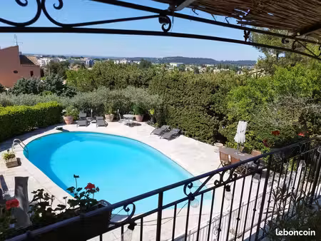 bastide provençale et appartement indépendant générant des revenus