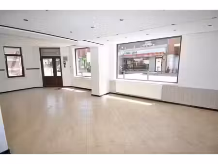 surface commerciale de ± 90 m²