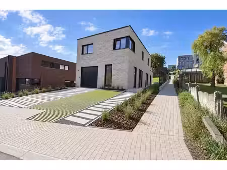 villa neuve moderne avec 4 chambres et bureau