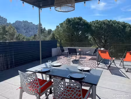 t2 avec terrasse et parking à louer aux baux de provence à l'année
