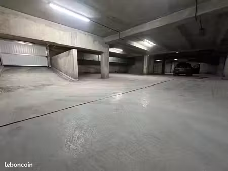 a louer - plateau de stationnement - 36 places