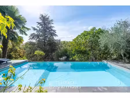 maison de caractère nichée dans son domaine boisé
