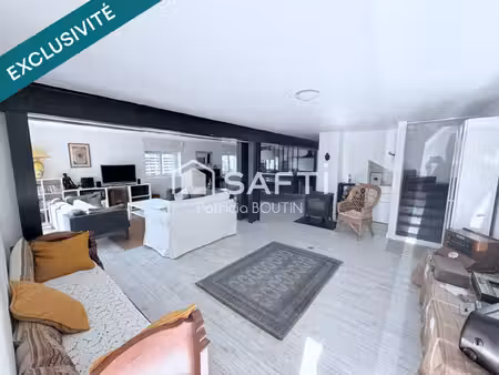 pavillon 3 chambres + appartement et double garage et dependances a lezay !