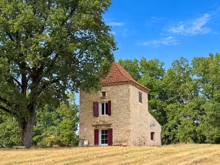 pigeonnier en pierre sur un terrain de 14 798 m²  proche des commerces de puy l'évêque