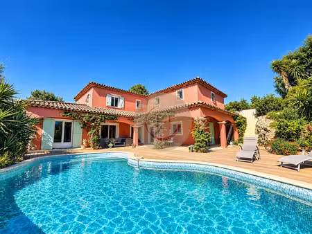 villa de caractère avec vue panoramique sur la baie de cannes et le massif de l’estérel