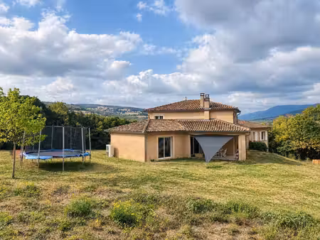villa de plain pied sur sous-sol avec grand terrain