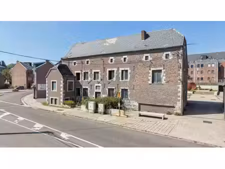 bâtiment communal avec 3 garages + parking!