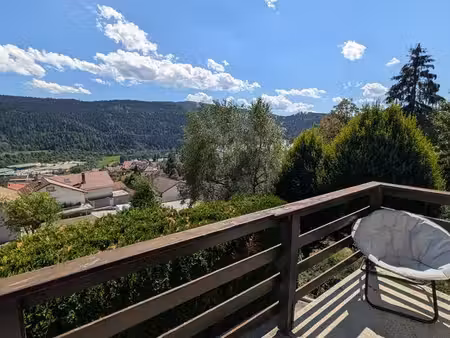 maison avec vue dégagée sur le doubs