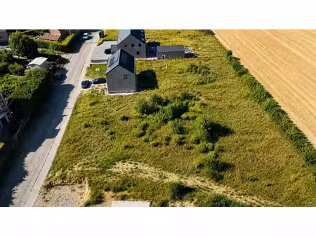 terrain idéalement situé avec vue sur les champs