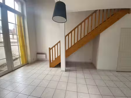 t2 en duplex avec parking et jardinet privatif