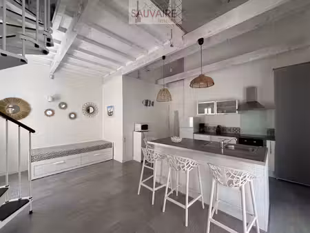 maison de village avec une cour