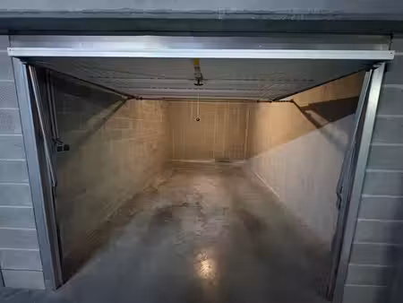 box de garage fermé dans une zone résidentielle de ganshoren