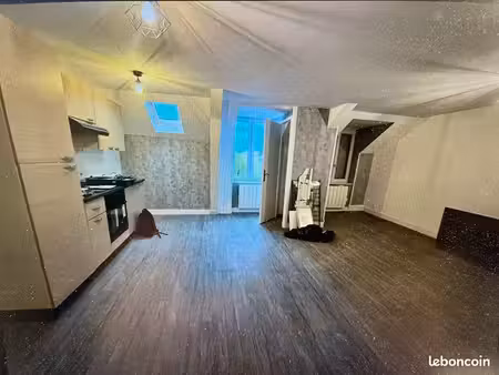 deux pièces hyper centre - libre de suite - 3ème étage sans ascenseur